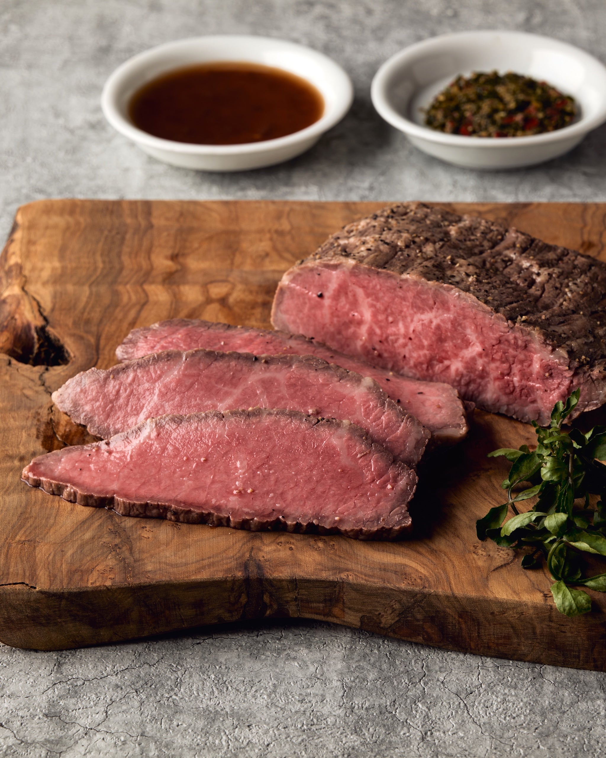 【数量限定・送料無料】 The Orient 黒毛和牛5等級モモ肉ローストビーフ