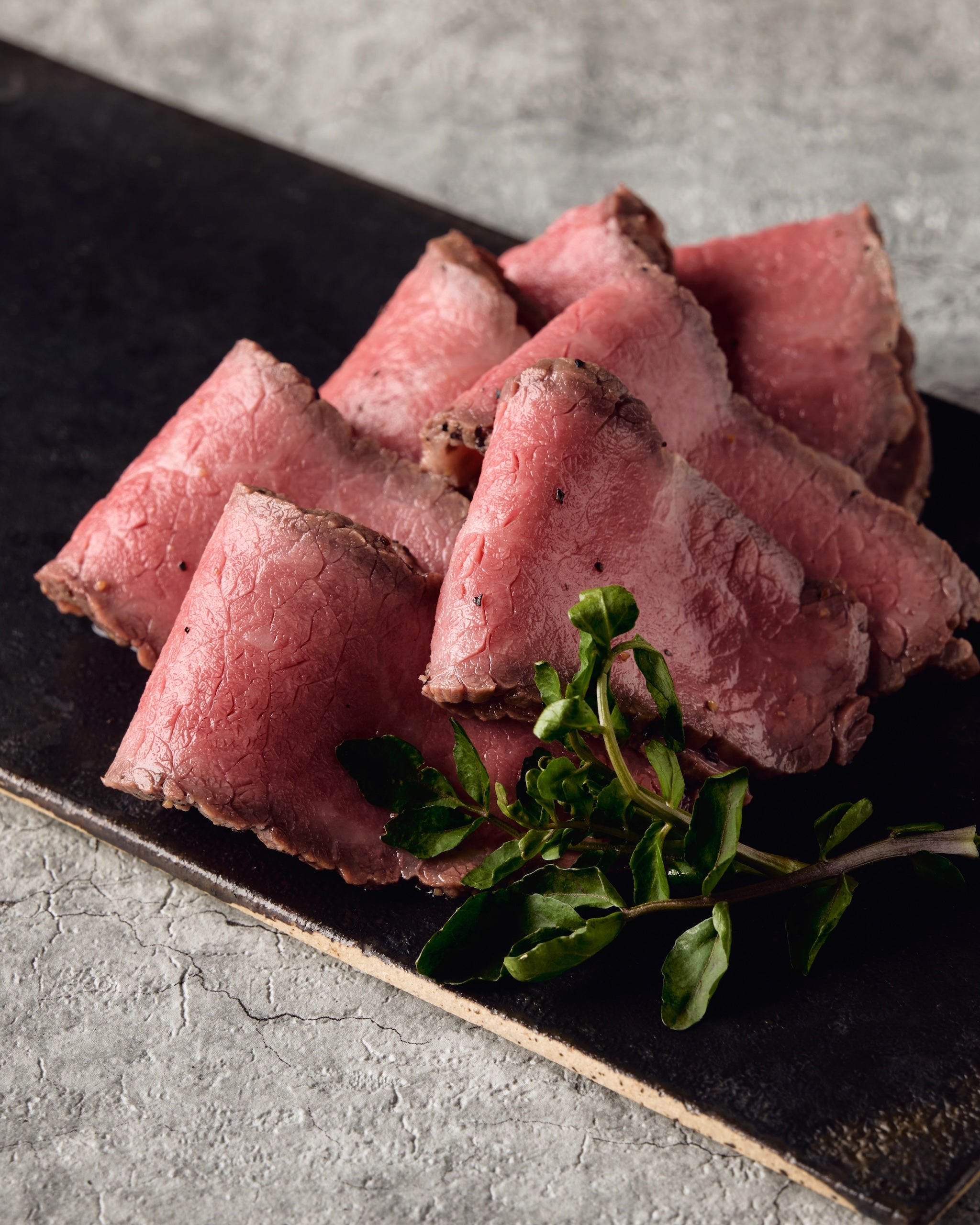 【数量限定・送料無料】 The Orient 黒毛和牛5等級モモ肉ローストビーフ